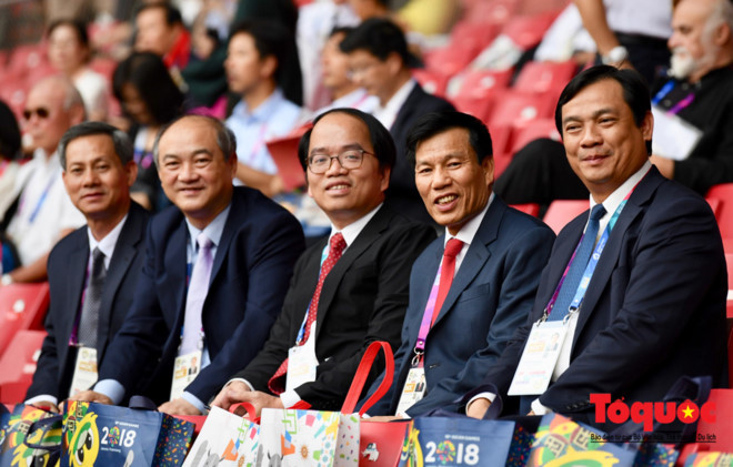 Bộ trưởng Bộ VHTTDL Nguyễn Ngọc Thiện thưởng nóng cho Olympic Việt Nam